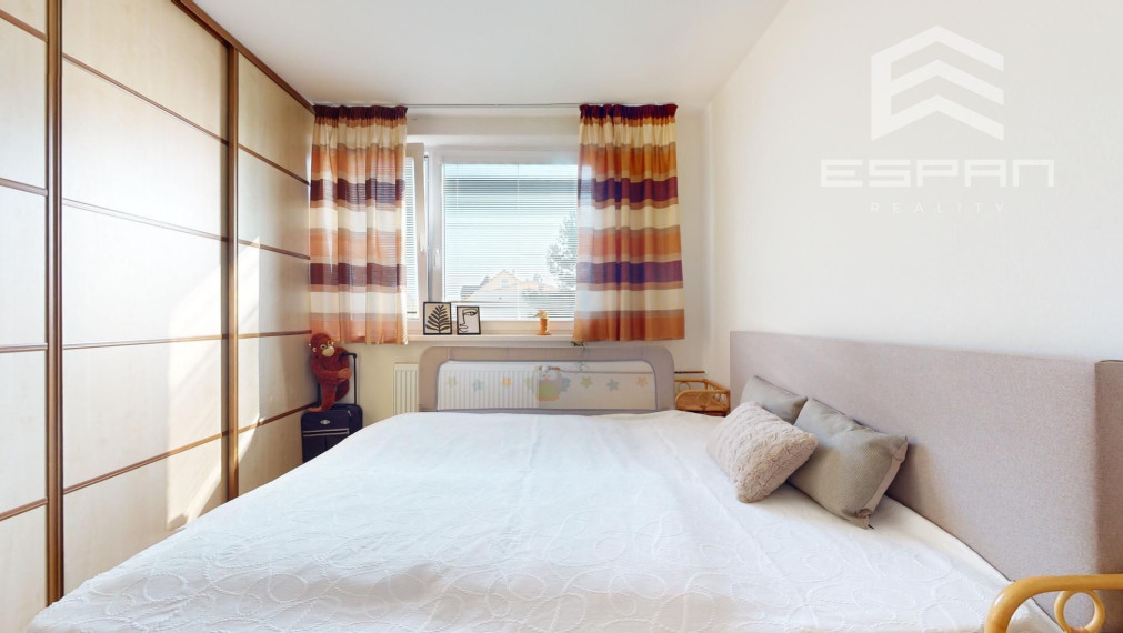 Zariadený 3 izbový byt v bytovom dome s vlastným dvorom v v blízskosti školy v obci Jakubov