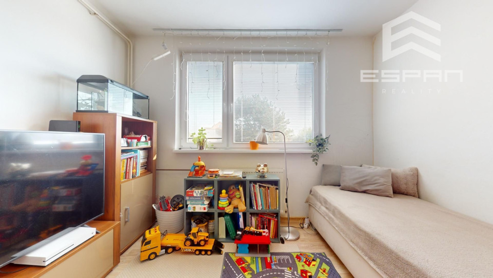 Zariadený 3 izbový byt v bytovom dome s vlastným dvorom v v blízskosti školy v obci Jakubov