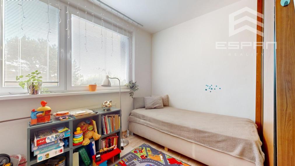 Zariadený 3 izbový byt v bytovom dome s vlastným dvorom v v blízskosti školy v obci Jakubov