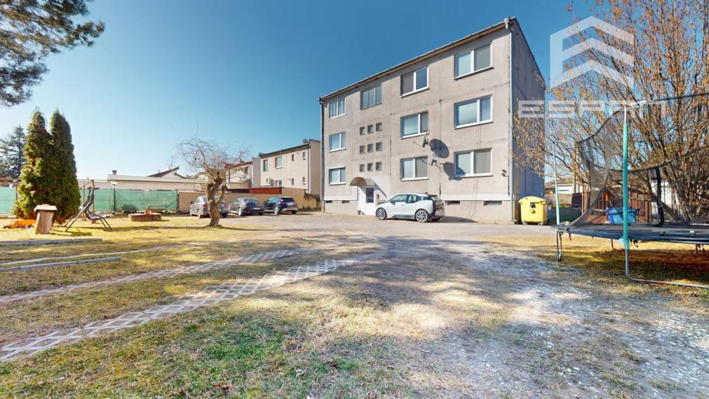 Zariadený 3 izbový byt v bytovom dome s vlastným dvorom v v blízskosti školy v obci Jakubov