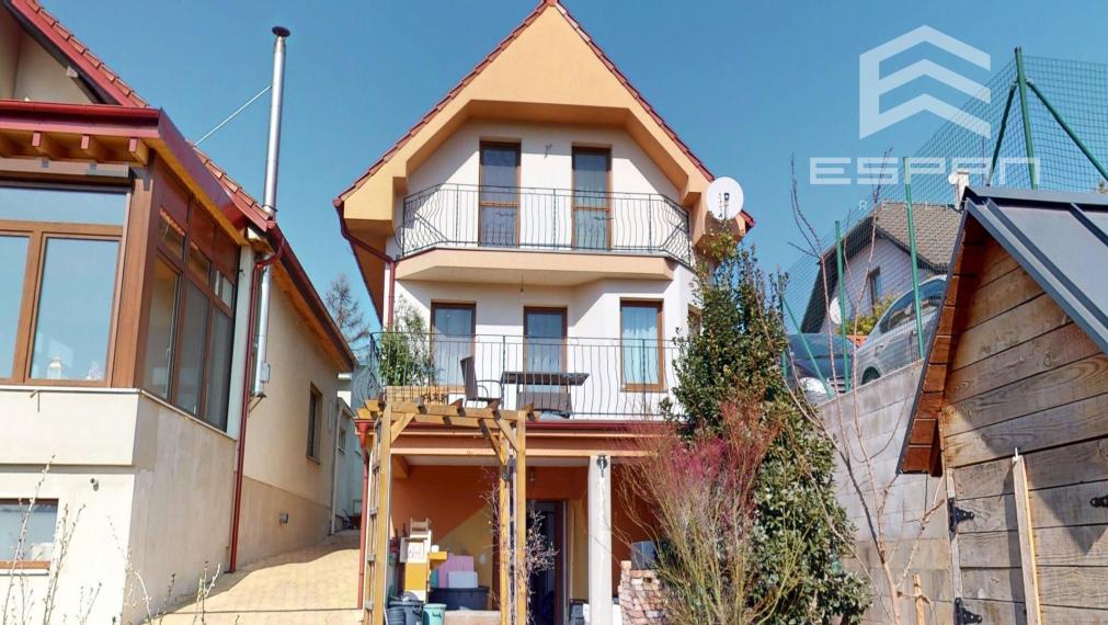 Novostavba rodinného domu s nerušeným výhľadom na ul. Lesná v Stupave