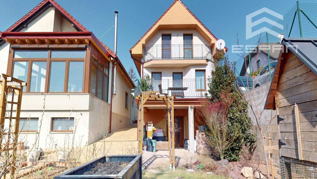 Novostavba rodinného domu s nerušeným výhľadom na ul. Lesná v Stupave