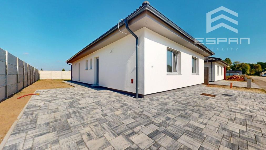 Skolaudovaná moderná novostavba 4 izb. bungalovu v krásnej lokalite "Pod lesom"
