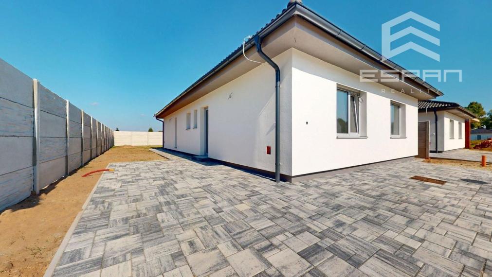 Skolaudovaná moderná novostavba 4 izb. bungalovu v krásnej lokalite "Pod lesom"