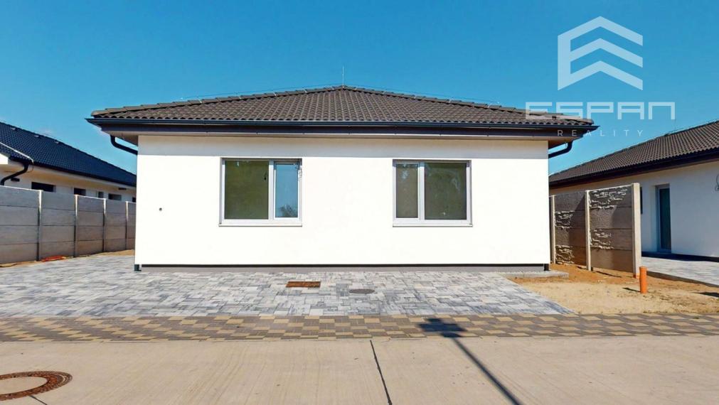 Skolaudovaná moderná novostavba 4 izb. bungalovu v krásnej lokalite "Pod lesom"