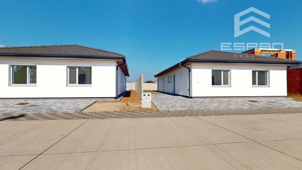 Skolaudovaná moderná novostavba 4 izb. bungalovu v krásnej lokalite "Pod lesom"