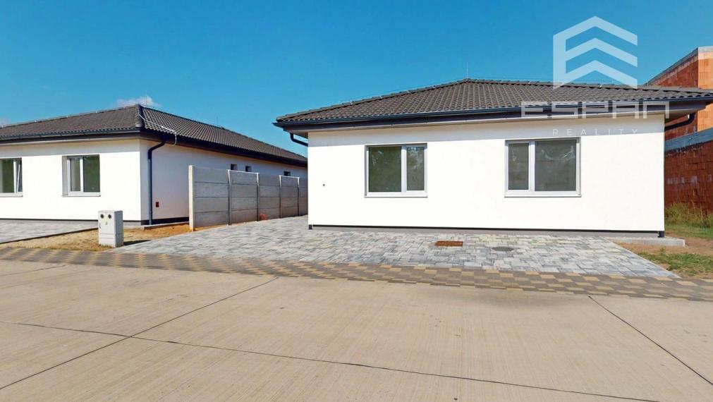 Skolaudovaná moderná novostavba 4 izb. bungalovu v krásnej lokalite "Pod lesom"