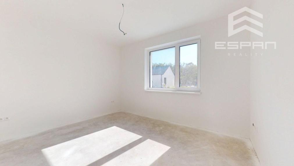 Skolaudovaná moderná novostavba 4 izb. bungalovu v krásnej lokalite "Pod lesom"