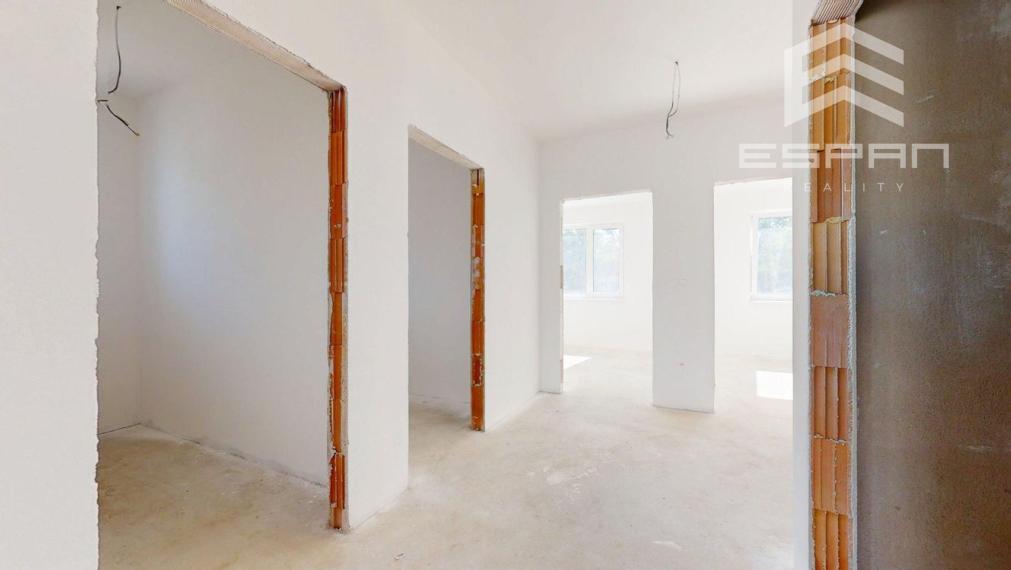 Skolaudovaná moderná novostavba 4 izb. bungalovu v krásnej lokalite "Pod lesom"