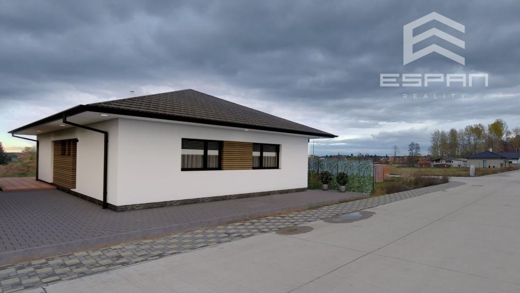 Skolaudovaná moderná novostavba 4 izb. bungalovu v krásnej lokalite "Pod lesom"