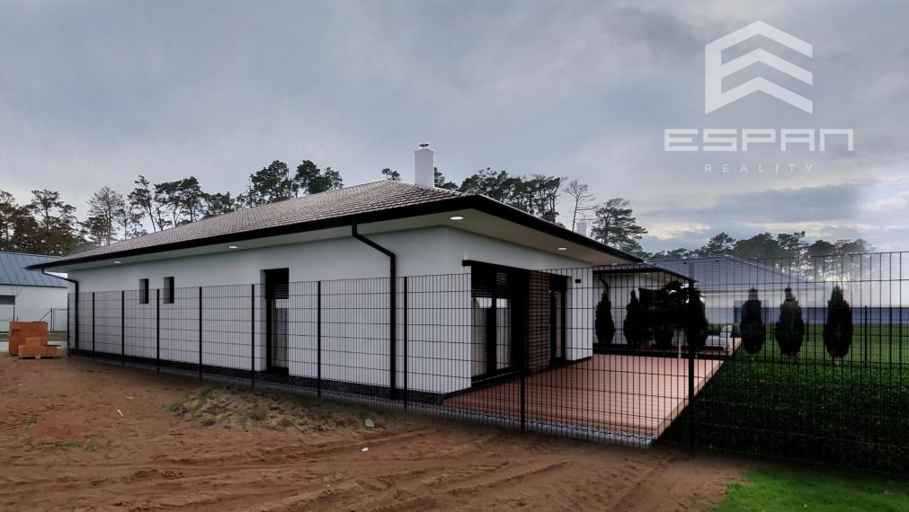 Skolaudovaná moderná novostavba 4 izb. bungalovu v krásnej lokalite "Pod lesom"