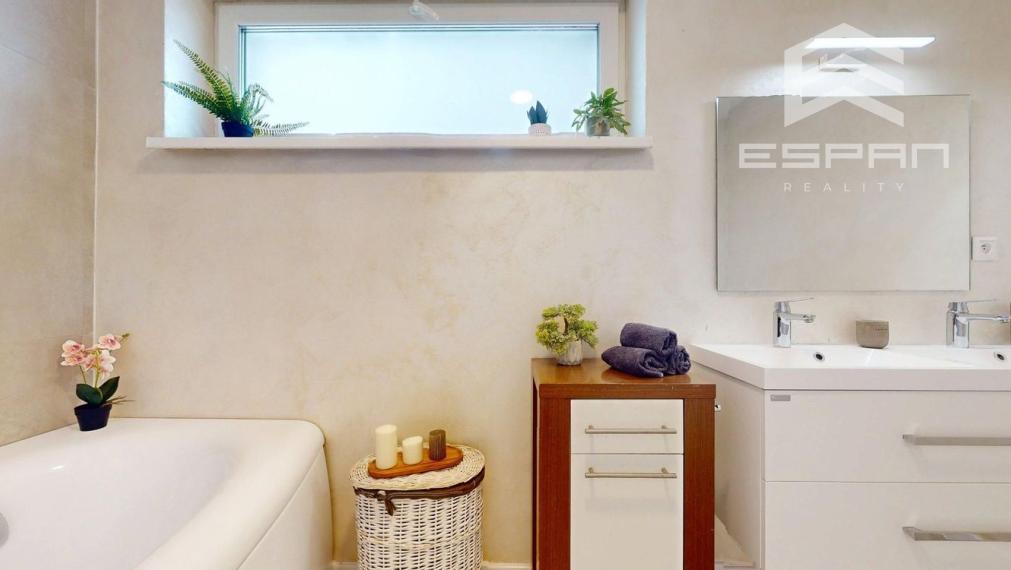 Zariadený 3 izbový dom so záhradou v  Píniovej aleji pri Malackách