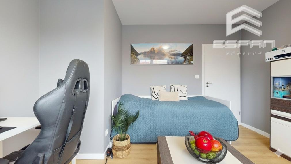 Zariadený 3 izbový dom so záhradou v  Píniovej aleji pri Malackách