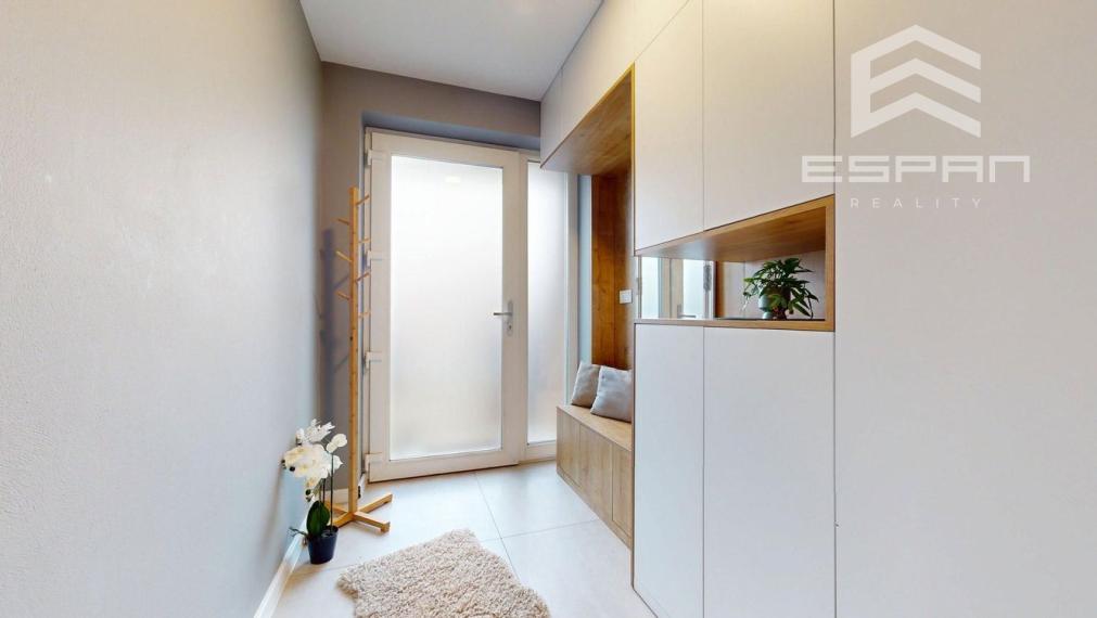 Zariadený 3 izbový dom so záhradou v  Píniovej aleji pri Malackách