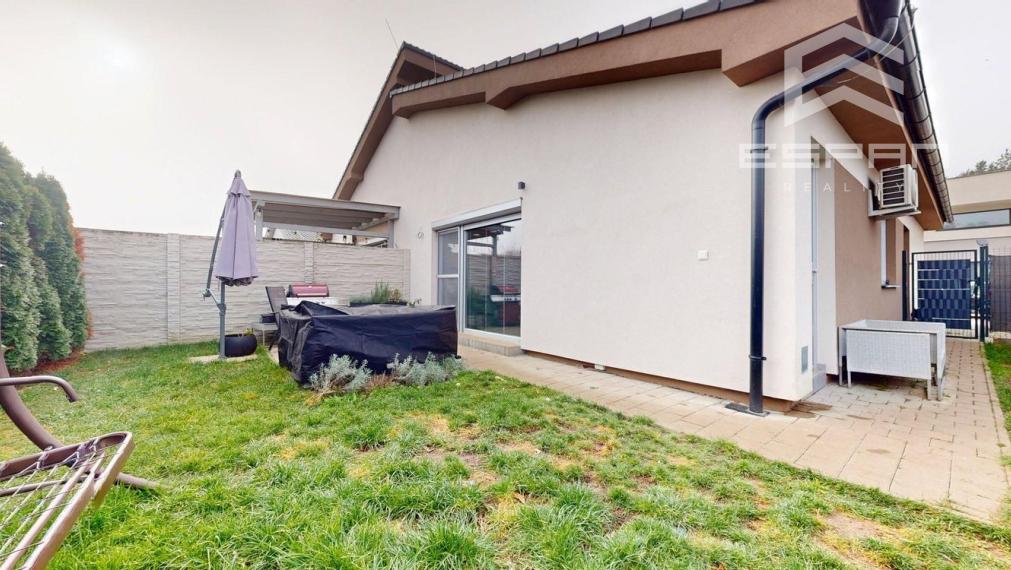 Zariadený 3 izbový dom so záhradou v  Píniovej aleji pri Malackách