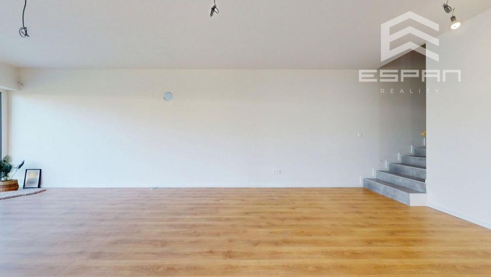 Skolaudovaný 4 izb. rodinný dom  s murovanou garážou a tepelným čerpadlom!!