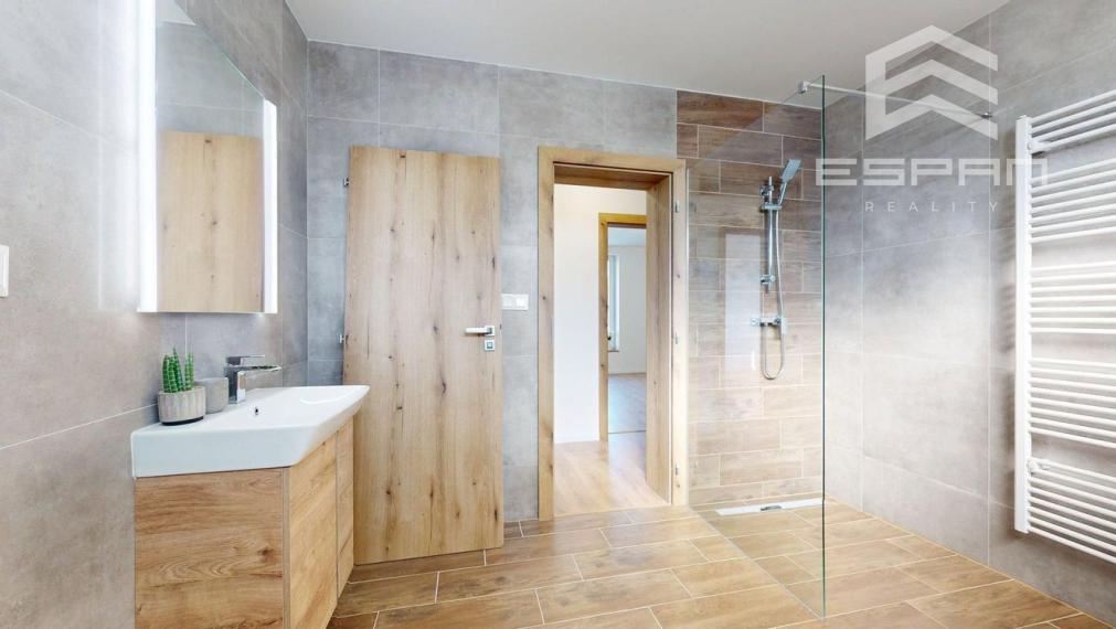 Skolaudovaný 4 izb. rodinný dom  s murovanou garážou a tepelným čerpadlom!!