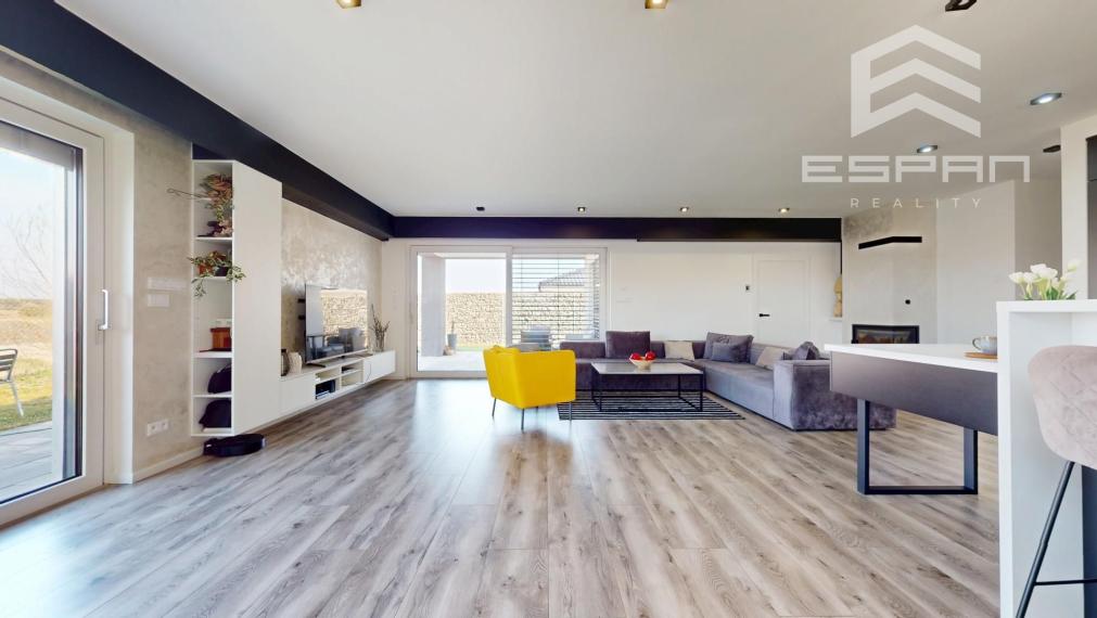 Kompletne zariadený rodinný bungalov s premyslenou dispozíciuou, dvojgarážou v obci Kostolište