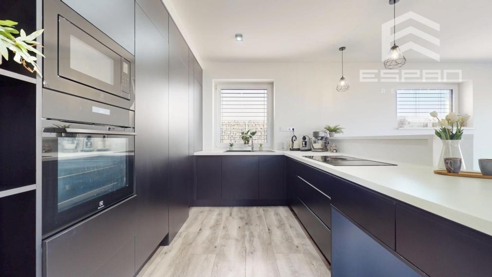 Kompletne zariadený rodinný bungalov s premyslenou dispozíciuou, dvojgarážou v obci Kostolište