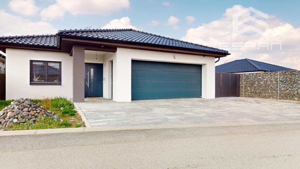 Kompletne zariadený rodinný bungalov s premyslenou dispozíciuou, dvojgarážou v obci Kostolište