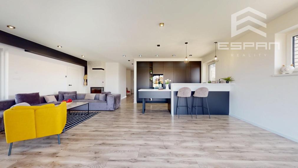 Kompletne zariadený rodinný bungalov s premyslenou dispozíciuou, dvojgarážou v obci Kostolište