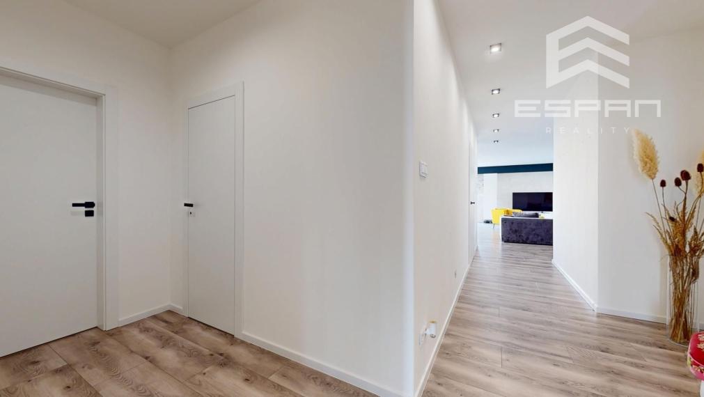 Kompletne zariadený rodinný bungalov s premyslenou dispozíciuou, dvojgarážou v obci Kostolište