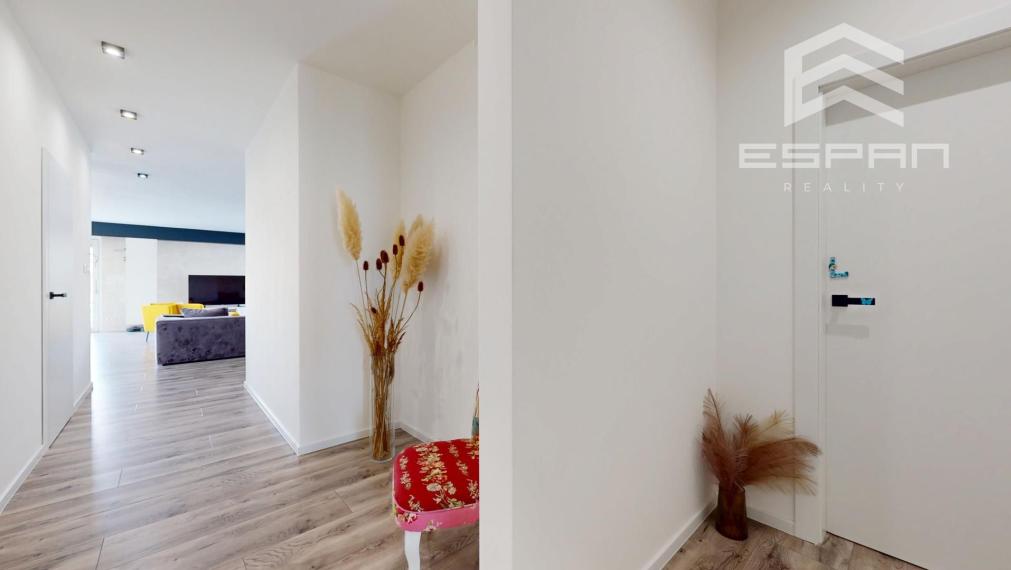 Kompletne zariadený rodinný bungalov s premyslenou dispozíciuou, dvojgarážou v obci Kostolište