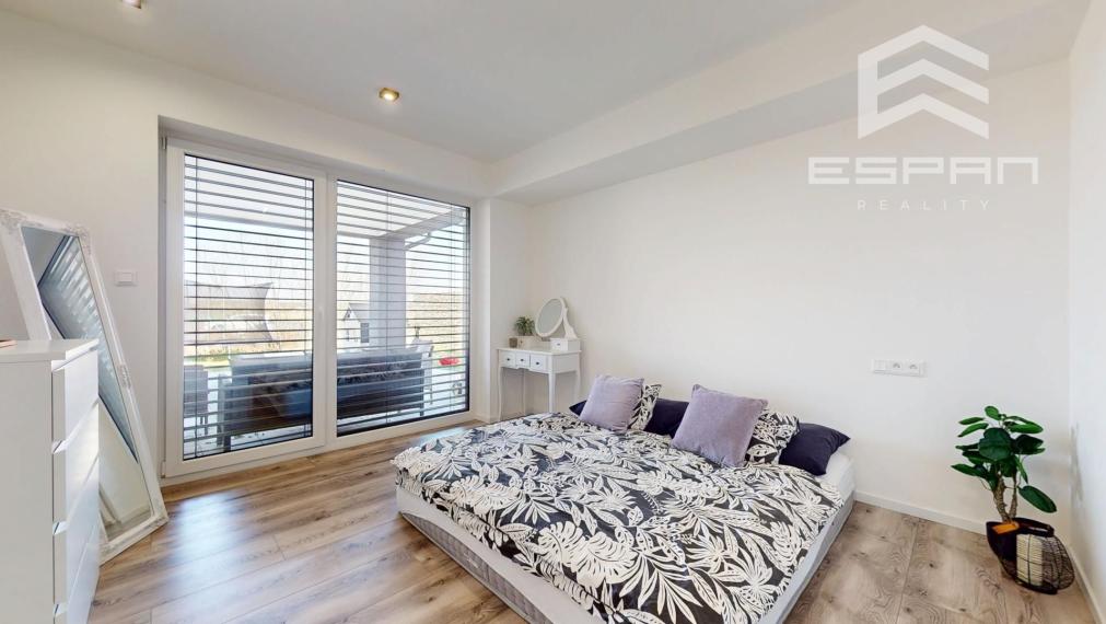 Kompletne zariadený rodinný bungalov s premyslenou dispozíciuou, dvojgarážou v obci Kostolište