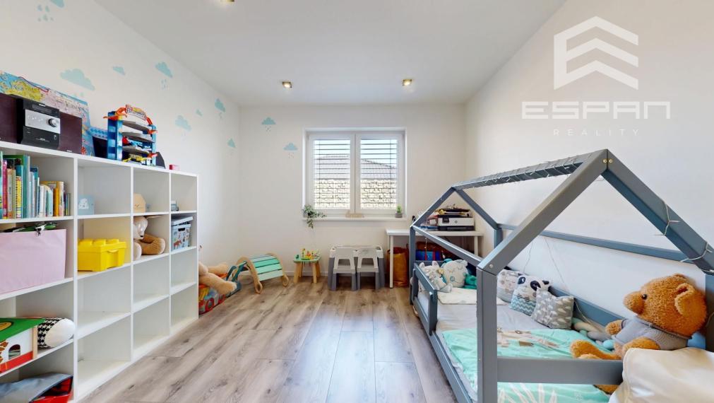 Kompletne zariadený rodinný bungalov s premyslenou dispozíciuou, dvojgarážou v obci Kostolište