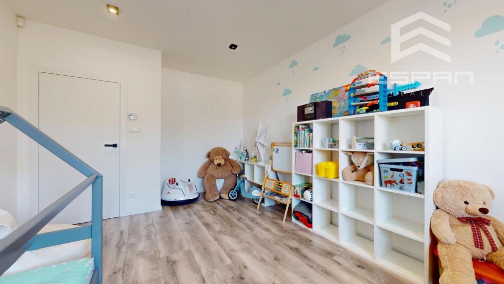 Kompletne zariadený rodinný bungalov s premyslenou dispozíciuou, dvojgarážou v obci Kostolište