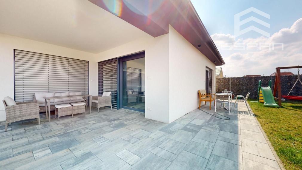 Kompletne zariadený rodinný bungalov s premyslenou dispozíciuou, dvojgarážou v obci Kostolište