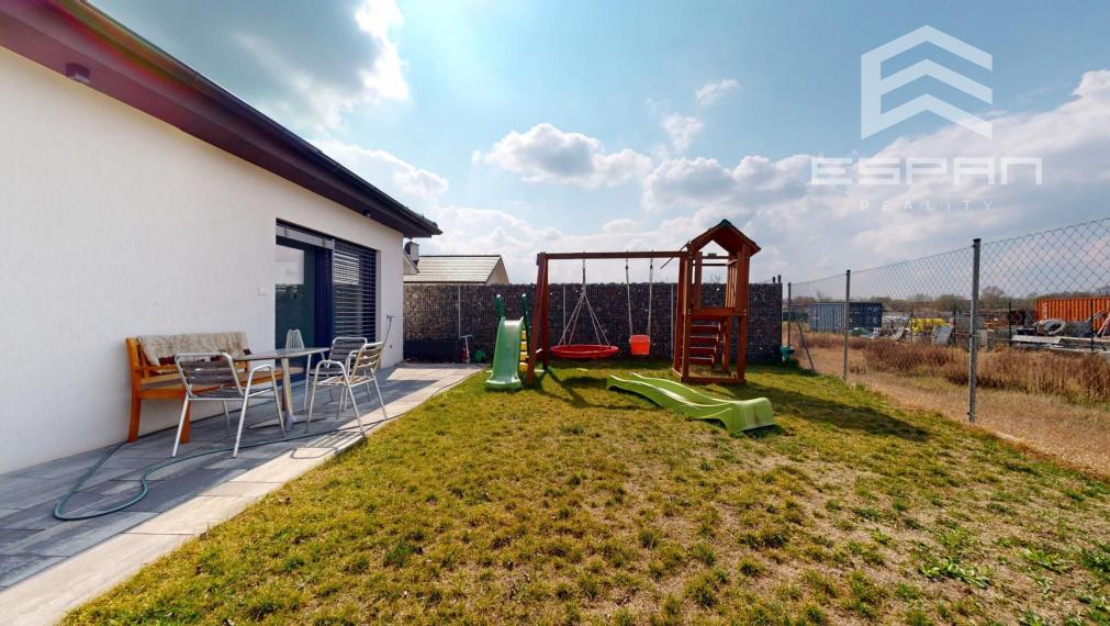 Kompletne zariadený rodinný bungalov s premyslenou dispozíciuou, dvojgarážou v obci Kostolište