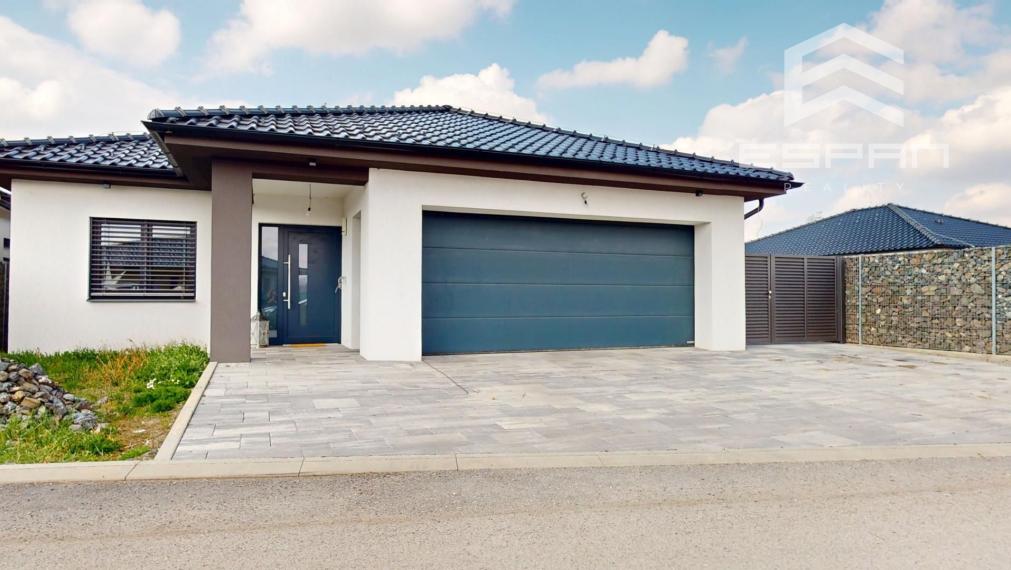 Kompletne zariadený rodinný bungalov s premyslenou dispozíciuou, dvojgarážou v obci Kostolište