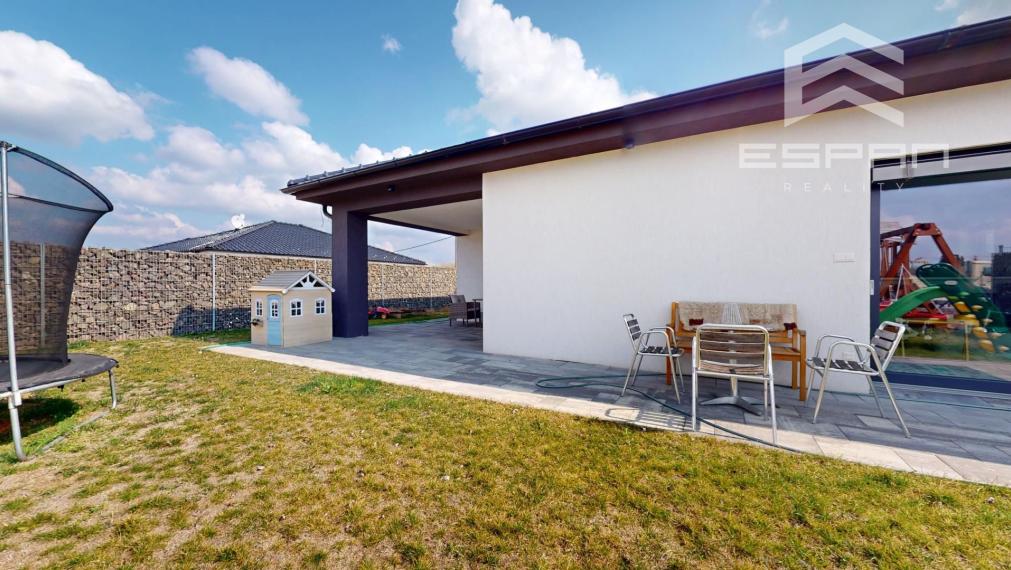 Kompletne zariadený rodinný bungalov s premyslenou dispozíciuou, dvojgarážou v obci Kostolište