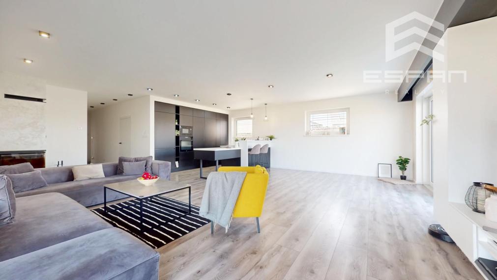 Nadštandardne vyhotovený rodinný bungalov s dvojgarážou v obci Kostolište