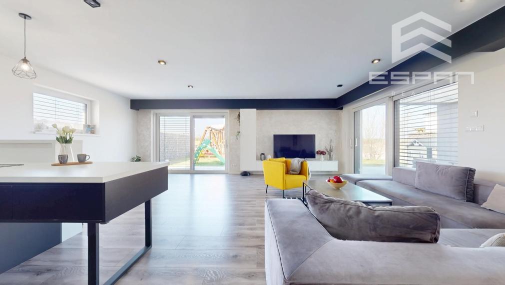 Nadštandardne vyhotovený rodinný bungalov s dvojgarážou v obci Kostolište