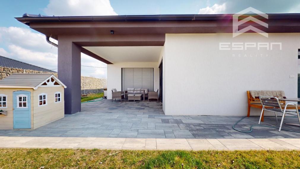 Nadštandardne vyhotovený rodinný bungalov s dvojgarážou v obci Kostolište
