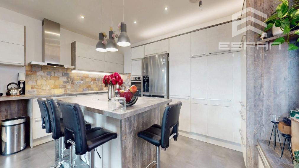 Veľkorysý rodinný dom s nerušeným výhľadom, bazénom a vlastnou prevádzkou autodielne