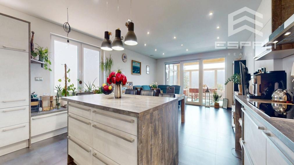 Veľkorysý rodinný dom s nerušeným výhľadom, bazénom a vlastnou prevádzkou autodielne