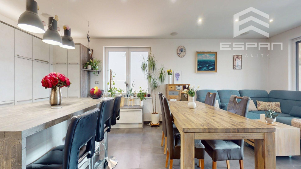 Veľkorysý rodinný dom s nerušeným výhľadom, bazénom a vlastnou prevádzkou autodielne