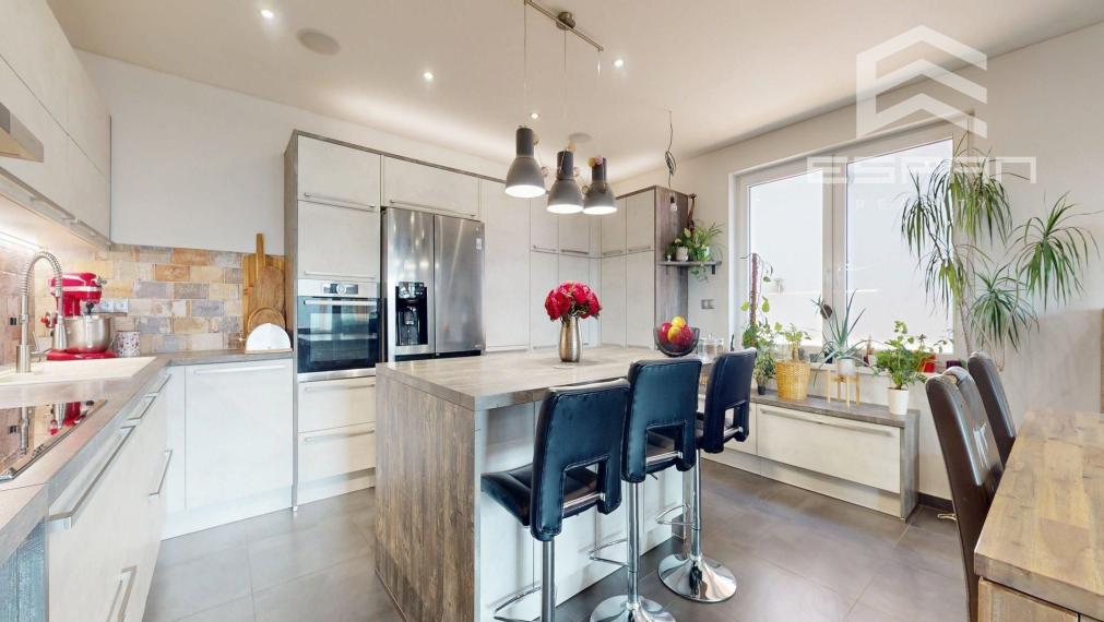 Veľkorysý rodinný dom s nerušeným výhľadom, bazénom a vlastnou prevádzkou autodielne