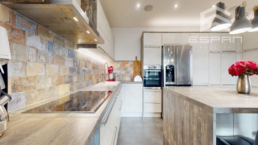 Veľkorysý rodinný dom s nerušeným výhľadom, bazénom a vlastnou prevádzkou autodielne