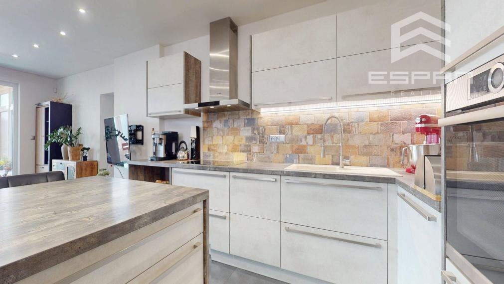 Veľkorysý rodinný dom s nerušeným výhľadom, bazénom a vlastnou prevádzkou autodielne