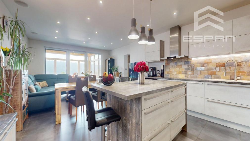 Veľkorysý rodinný dom s nerušeným výhľadom, bazénom a vlastnou prevádzkou autodielne