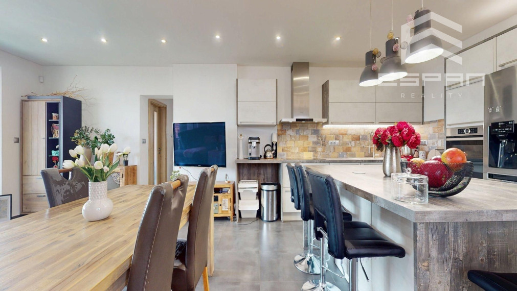 Veľkorysý rodinný dom s nerušeným výhľadom, bazénom a vlastnou prevádzkou autodielne