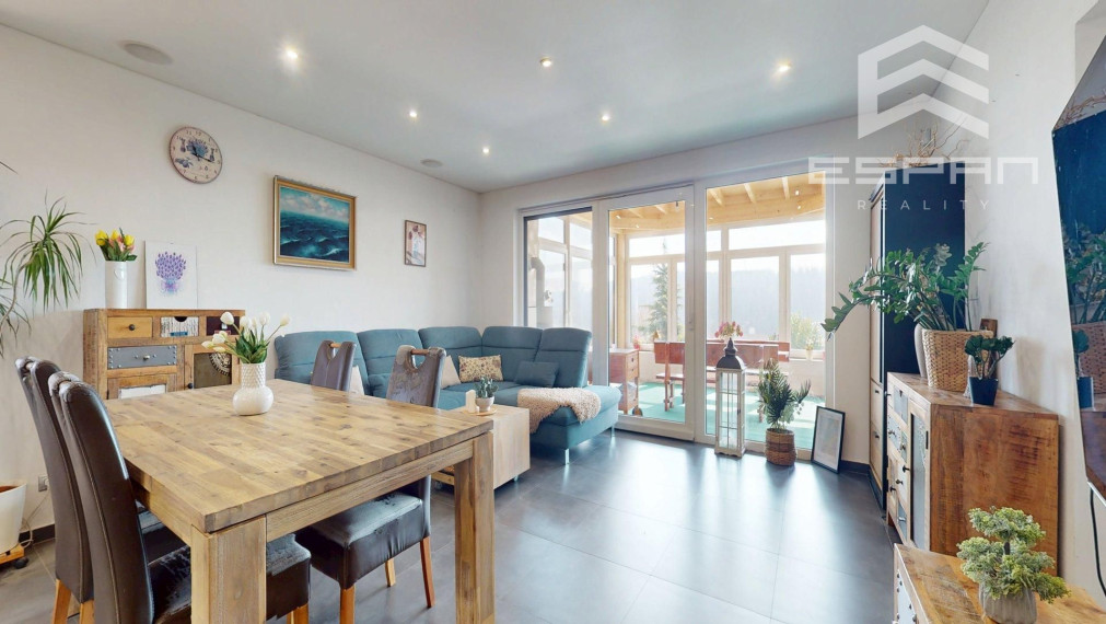 Veľkorysý rodinný dom s nerušeným výhľadom, bazénom a vlastnou prevádzkou autodielne