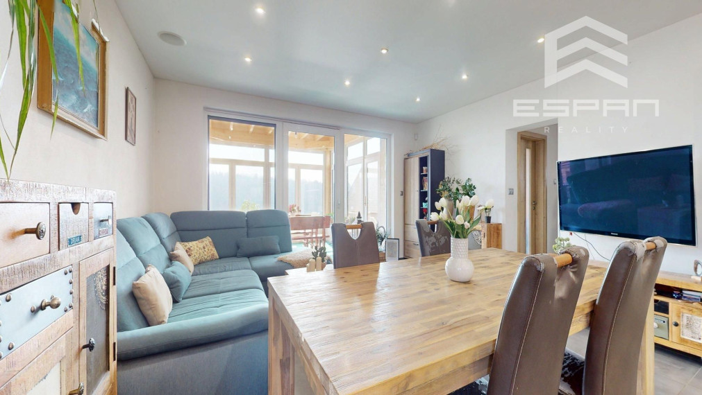 Veľkorysý rodinný dom s nerušeným výhľadom, bazénom a vlastnou prevádzkou autodielne