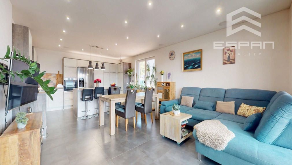 Veľkorysý rodinný dom s nerušeným výhľadom, bazénom a vlastnou prevádzkou autodielne