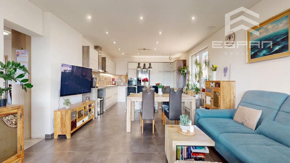 Veľkorysý rodinný dom s nerušeným výhľadom, bazénom a vlastnou prevádzkou autodielne