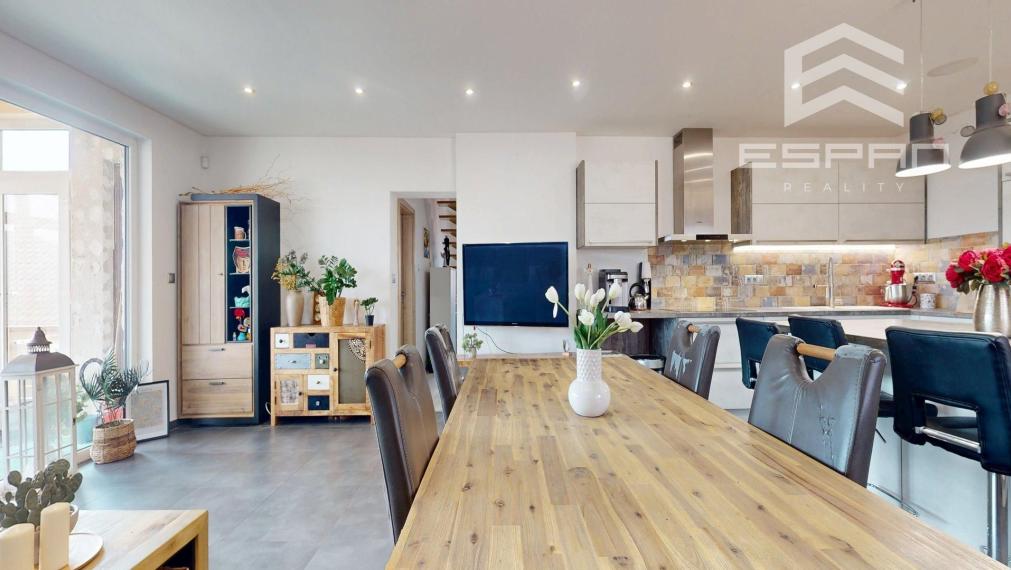 Veľkorysý rodinný dom s nerušeným výhľadom, bazénom a vlastnou prevádzkou autodielne